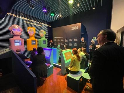 Exposição permite que visitantes interajam com robôs