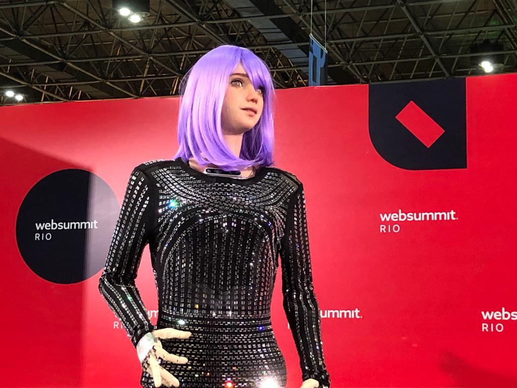 Robô canta música composta por IA no Web Summit Rio