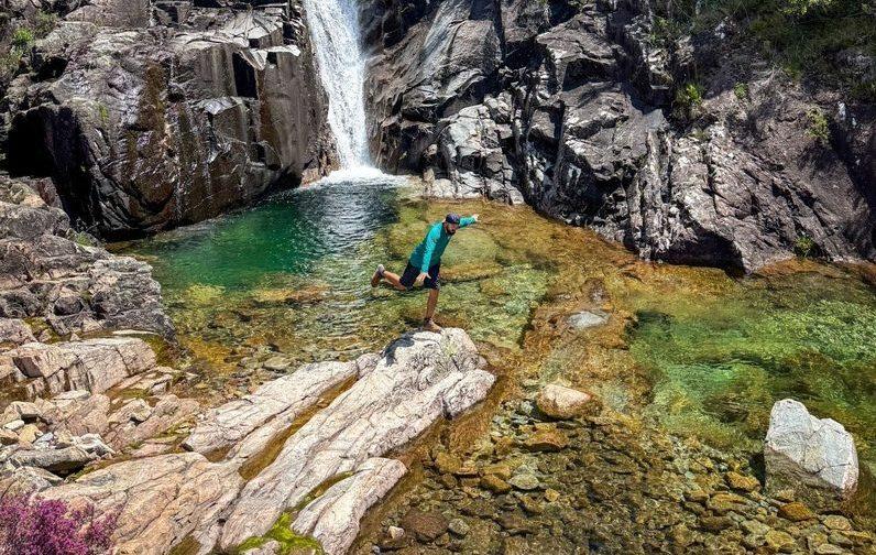 Cresce o número de mortes em trilhas por uso de celular e IA